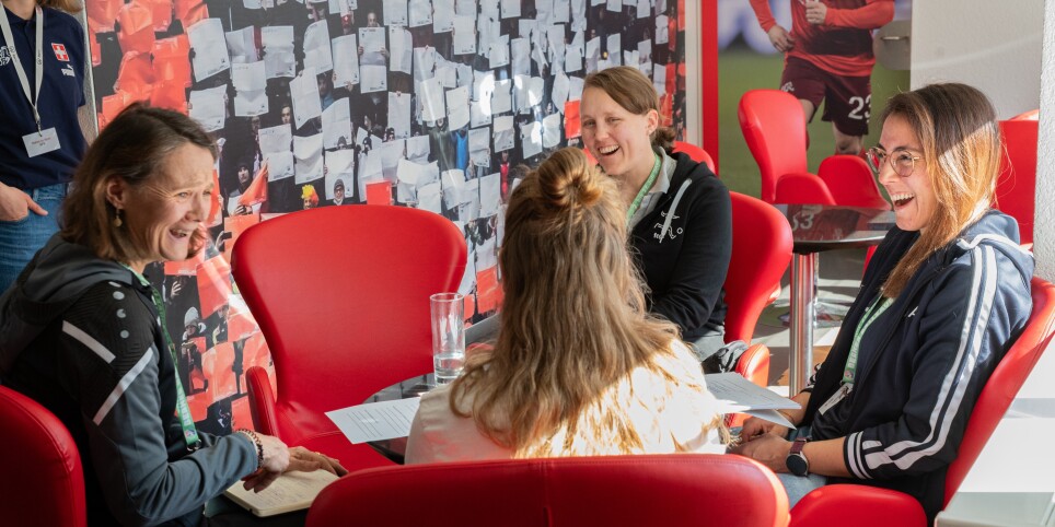 Coup d’envoi pour entraîneures lors de la journée du football féminin à Berne - Sport
