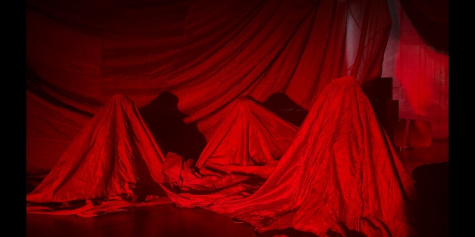 Caroline Lam - Burning threads - Theater und Bühnenkunst