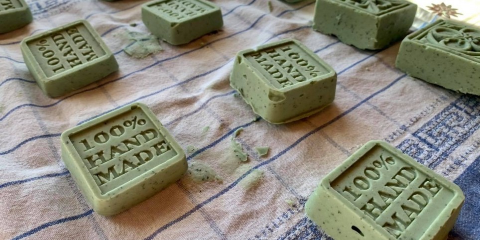 Herstellung von Naturseifen und Lippenstiften mit Kakao - Workshops und Praktika