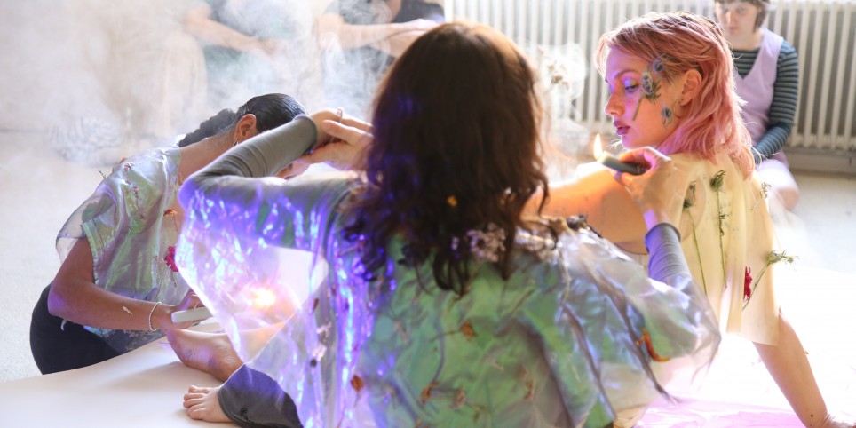 Anne Sylvie Henchoz - un Abord, 1000 Caresses - Theatre and performing arts