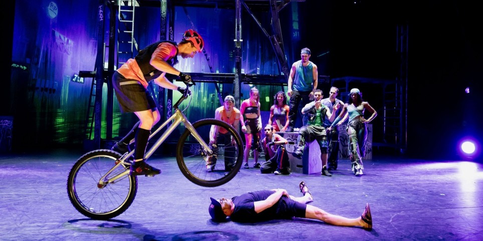 Cirque Eloize - ID EVOLUTION - Théâtre et arts vivants