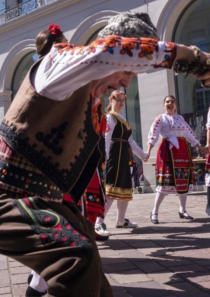 BAL DÎNATOIRE BULGARE : Dans les cercles du horo - Dance