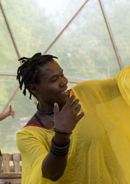 DANSE SABAR avec Khady Sarr et Mbar Ndiaye - 3, 4 et 5 juillet 2026 - Ateliers et stages - ADEM - Maraîchers - salle pieds-nus