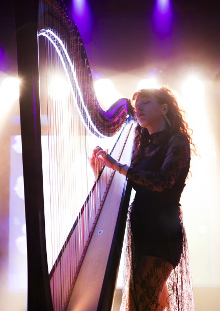 MURMÜR live — Kety Fusco between harp, voices and dialects - Concerts - Aula der Kantonsschulen Freudenberg und Enge, Zurich.