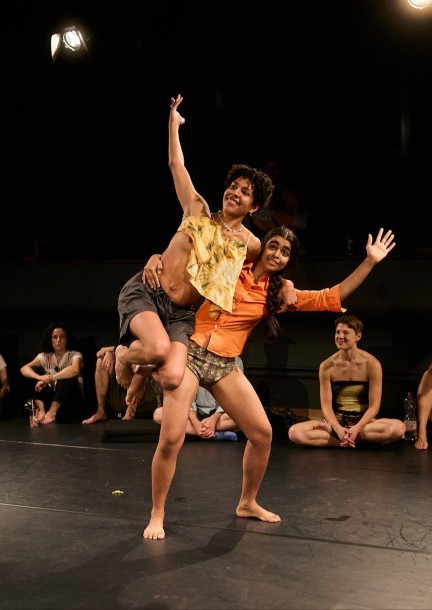 Alina Arshi  – J'aime bien les plis - Theatre and performing arts