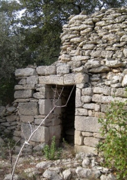 Les capitelles du quartier du Bois du Roi à Sommières - Balades et visites - Parking de la médiathèque de Sommières